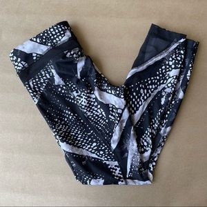 Lululemon Size 4 Crop Leggings Black Low-Rise Black 24" Inseam Zipper Pockets